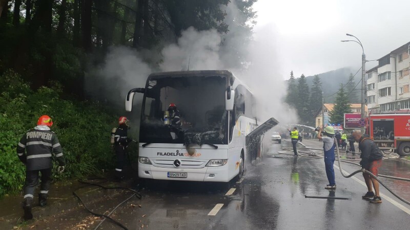 Autocar în flăcări pe DN1, în Azuga