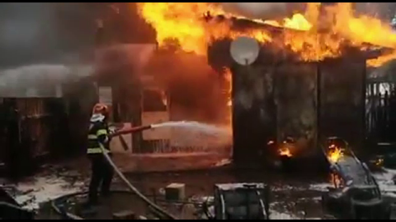 Incendiu violent la o casă din Bacău. Copiii au scăpat, părinții au șanse minime de supraviețuire. ”Spunea că moare, moare”