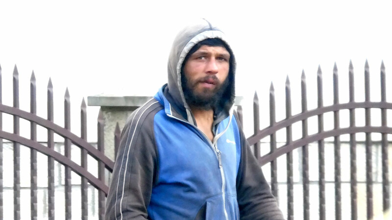 Bărbatul care terorizează femeile din Piatra Neamț, luat la bătaie în timp ce era filmat cu camera ascunsă de un jurnalist
