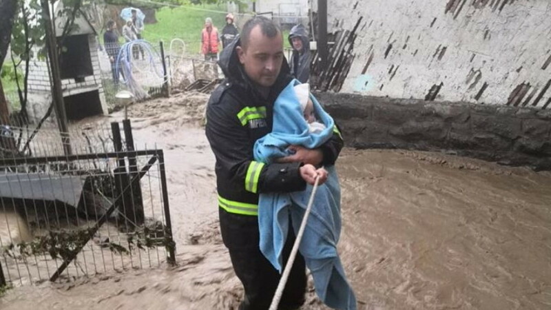 Un pompier a salvat un bebeluș din calea viiturii: ”Eram în timpul liber”