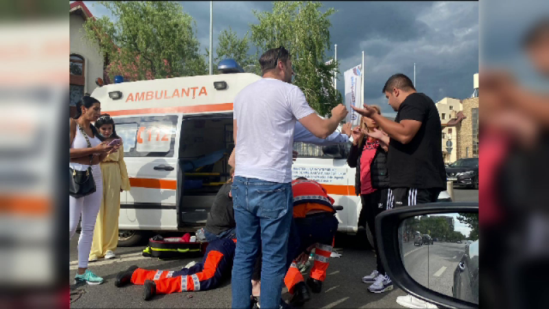 Ambulanță lovită de un autoturism, în București. Un asistent a suferit răni ușoare