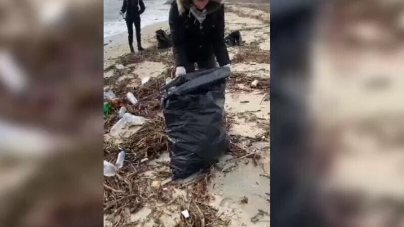 Topul celor mai murdare plaje de pe litoral, curățate de voluntarii unei asociații. S-au adunat peste 5.500 de gunoaie