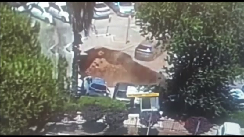 O groapă uriașă a apărut din senin și a înghițit trei mașini în apropierea unui spital din Ierusalim