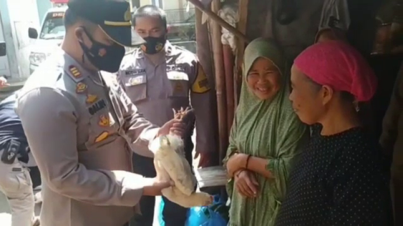 Bătrânii din Indonezia sunt convinși să se vaccineze cu cadouri, printre care găini vii