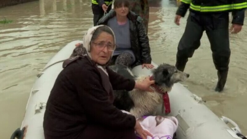 România este pe jumătate inundată. Oameni evacuați de pompieri, case și drumuri distruse