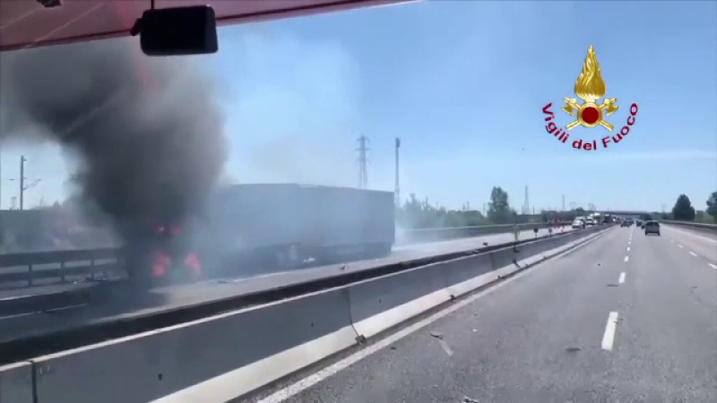 Doi șoferi au murit arși de vii, după ce un camion a intrat într-o cisternă și au luat foc
