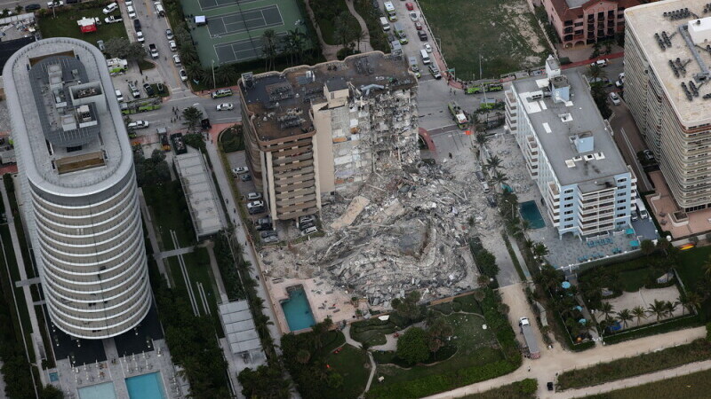 Un bloc cu 12 etaje s-a prăbușit în Florida. Cel puțin o persoană a murit