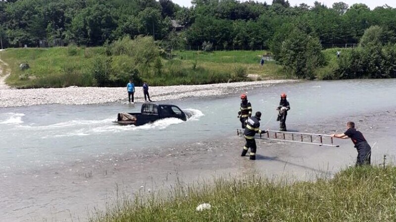 Pasagerii unei mașini, scoși de pompieri din Teleajen, după ce au încercat să o spele în râu