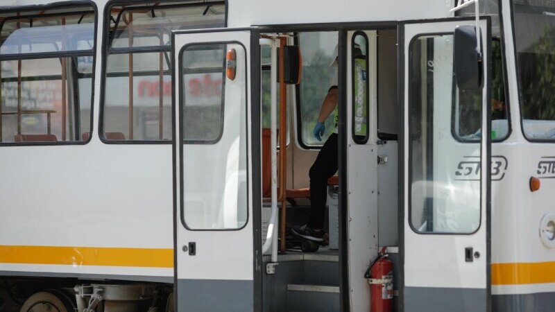 Incident grav în București. O șină s-a desprins, a trecut prin podeaua unui tramvai și a rănit un bărbat - 2