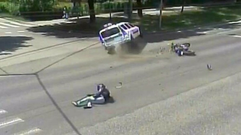Accident spectaculos în Timișoara. Un motociclist a lovit un taxi, pe care l-a răsturnat