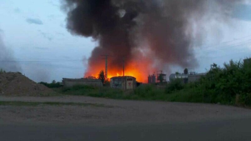 Incendiu extrem de periculos la o hală din Pitești. Au ars deșeuri toxice, iar prefectul recomandă controale medicale