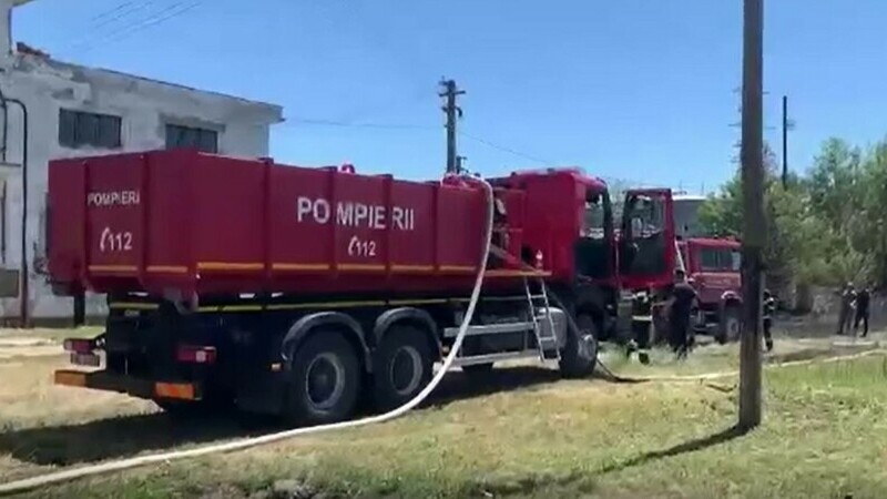 Incendiu violent în Bihor. Mai multe rezervoare pline cu reziduuri de păcură au luat foc