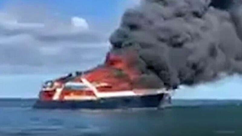 Imagini terifiante surprinse în SUA. Un yacht cu trei pasageri la bord s-a făcut scrum în câteva minute