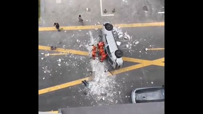 Două persoane au murit după ce o mașină a căzut de la etajul trei al sediului unui constructor autor din Shanghai VIDEO