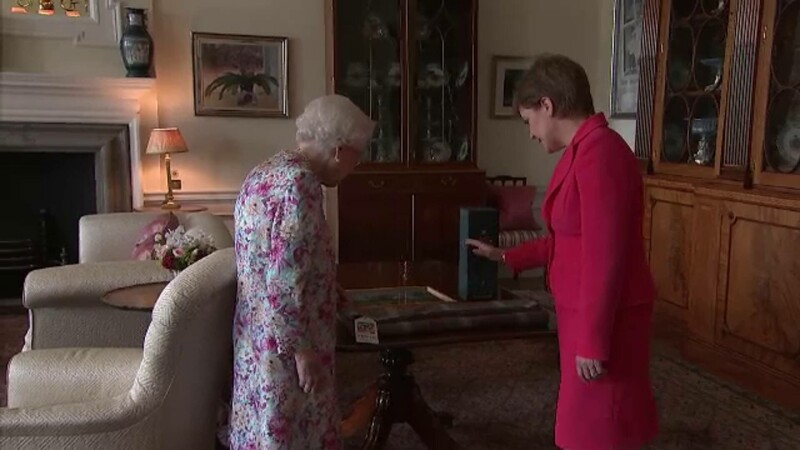 Premierul scoțian i-a oferit un cadou inedit Reginei Elisabeta a II-a
