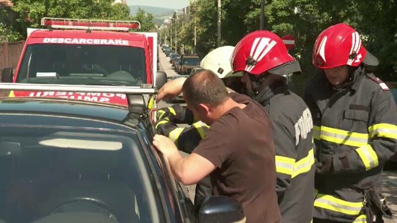 copil uitat in masina