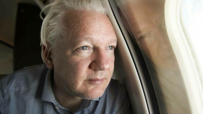 Viața secretă amoroasă a lui Julian Assange. Și-a conceput cei doi copii într-un cort în Ambasada Ecuadorului