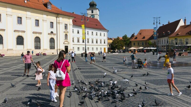 oameni pe strada, soare, sibiu
