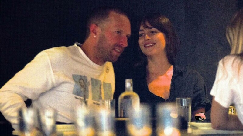 Dakota Johnson și Chris Martin