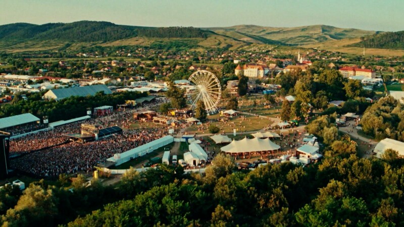 Electric Castle, mai verde ca niciodată: mii de arbori plantați, hectare de iarbă refăcută, ulei reciclat în lumânări vegane