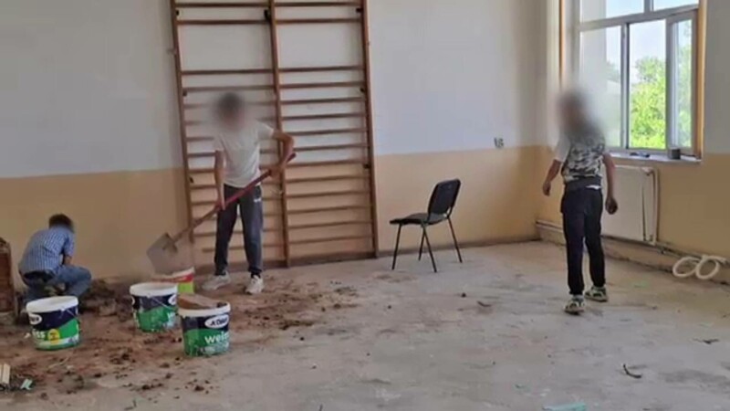 Elevi puși să muncească în schimbul unei medii de trecere