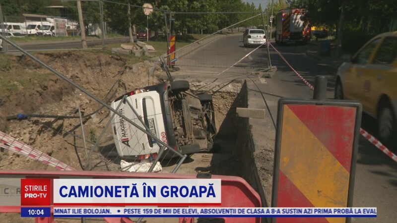 O camionetă a căzut într-o groapă