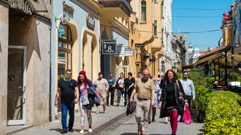 oameni pe strada
