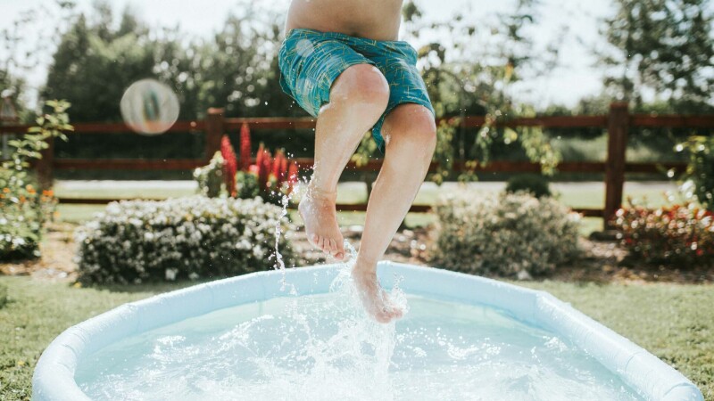 Val de cumpărături pe caniculă: românii dau buzna după ventilatoare, aspersoare, piscine și perdele de răcorire