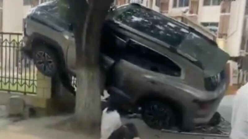 Un SUV loveşte pietoni în faţa unei şcoli primare la Beijing