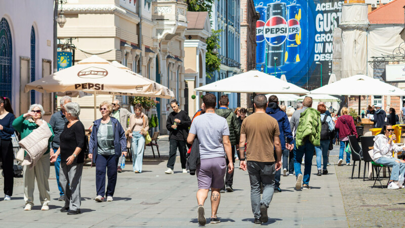 oameni pe strada