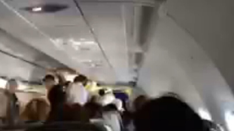 pasageri in avion