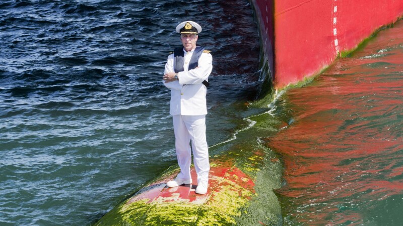 Capitanul Kevin Oprey, alaturi de vasul Queen Mary 2