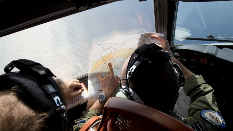 Echipajul unui avion australian AP-3C Orion, in timpul cautarilor din Oceanul Indian