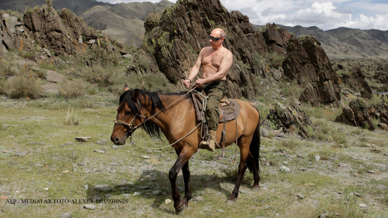 Putin calare pe cal la bustul gol