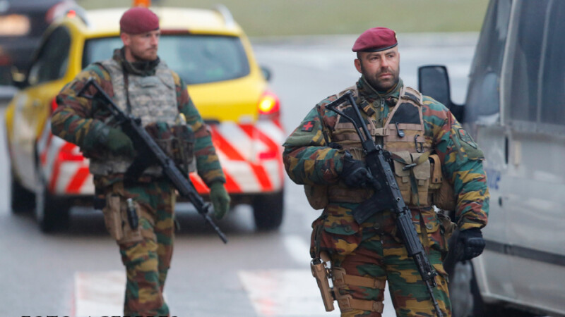 soldati belgieni fac un control la Zaventem