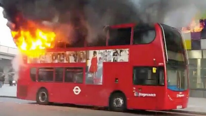 autobuz flacari Londra