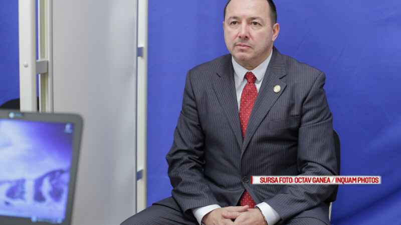 Deputatul PSD Catalin Radulescu pozeaza pentru fotografia legitimatiei de deputat, in Bucuresti