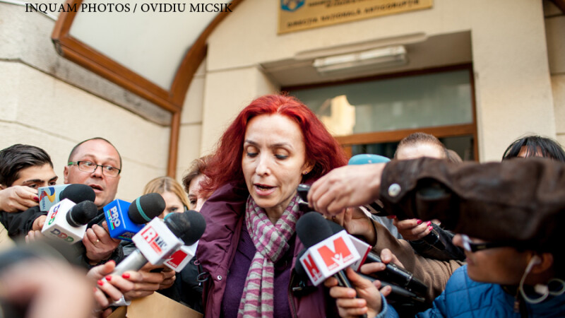 Ingrid Mocanu Popa iese din sediul DNA, in Bucuresti, luni, 16 martie 2015. Fosta vicepresedinta a Autoritatii Nationale pentru Restituirea Proprietatilor, a fost retinuta, luni, de procurorii anticoruptie, pentru abuz în serviciu, legat de retrocedari în