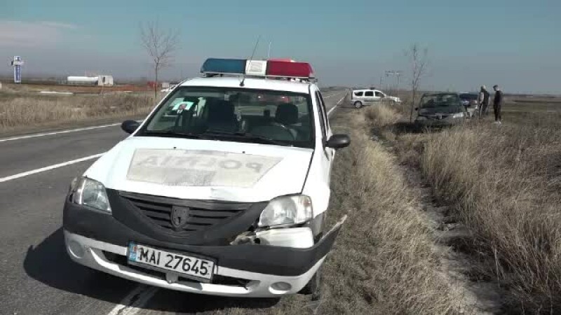 O roată de TIR s-a desprins şi a avariat o maşină de poliţie, în Buzău