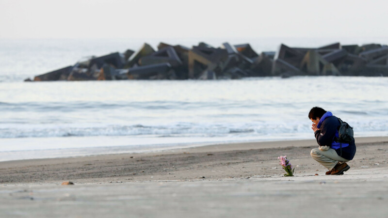 7 ani de la tsunamiul devastator din Japonia. Oamenii depun flori pe plajă, în memoria victimelor