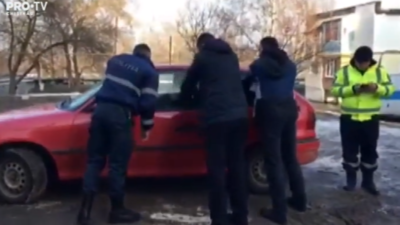 Un şofer din Moldova a blocat o stradă după ce a adormit în maşină
