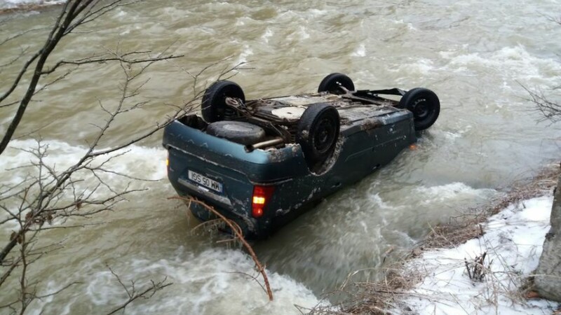 mașină cazută în râu