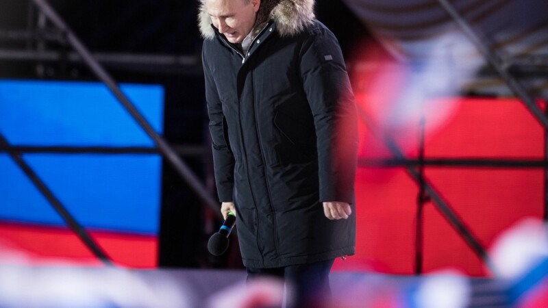 Vladimir Putin face o plecăciune în fața mulțimii, la Moscova, după ce a câștigat alegerile