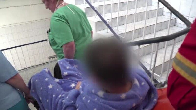 Pacienţi duşi pe braţe, într-un spital fără lift din Ploieşti