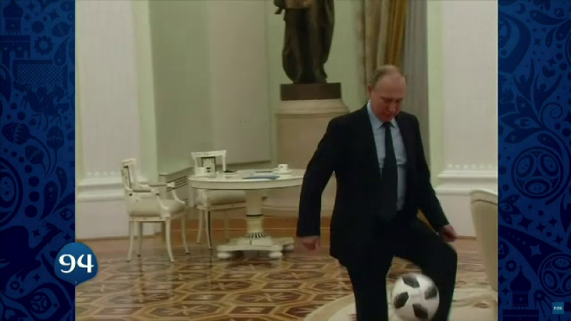 Putin jucand fotbal