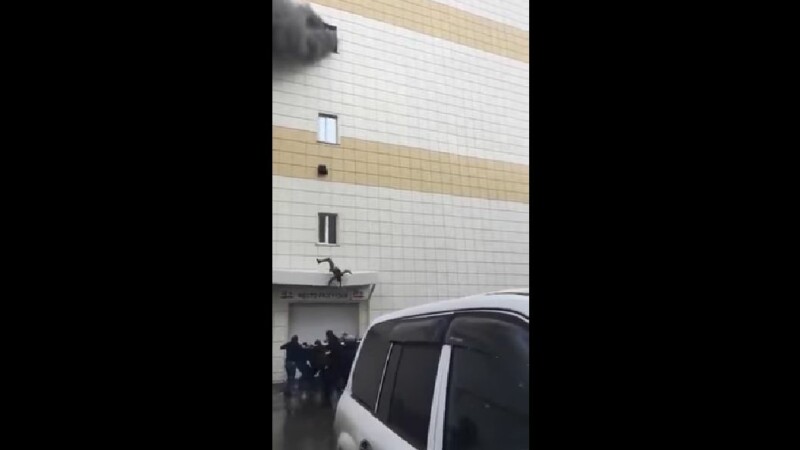 barbat care sare de la geamul mall-ului in rusia