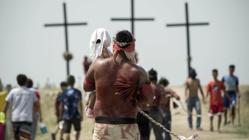 Credincioșii din Filipine marchează Vinerea Mare prin crucificări și autoflagelări