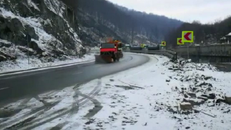 Ninsoare în Defileul Jiului. Traficul se desfășoară în condiții de iarnă