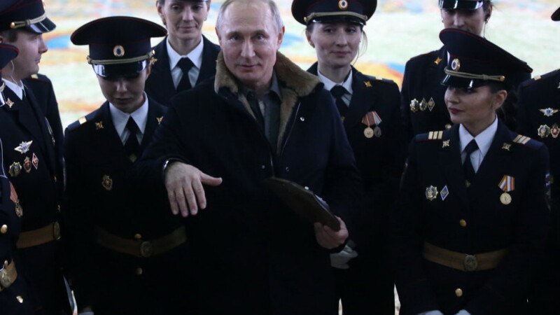 Vladimir Putin participă la o demonstrație, de Ziua Femeii