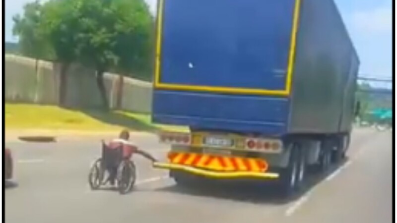 Bărbat în scaun cu rotile în Africa de Sud